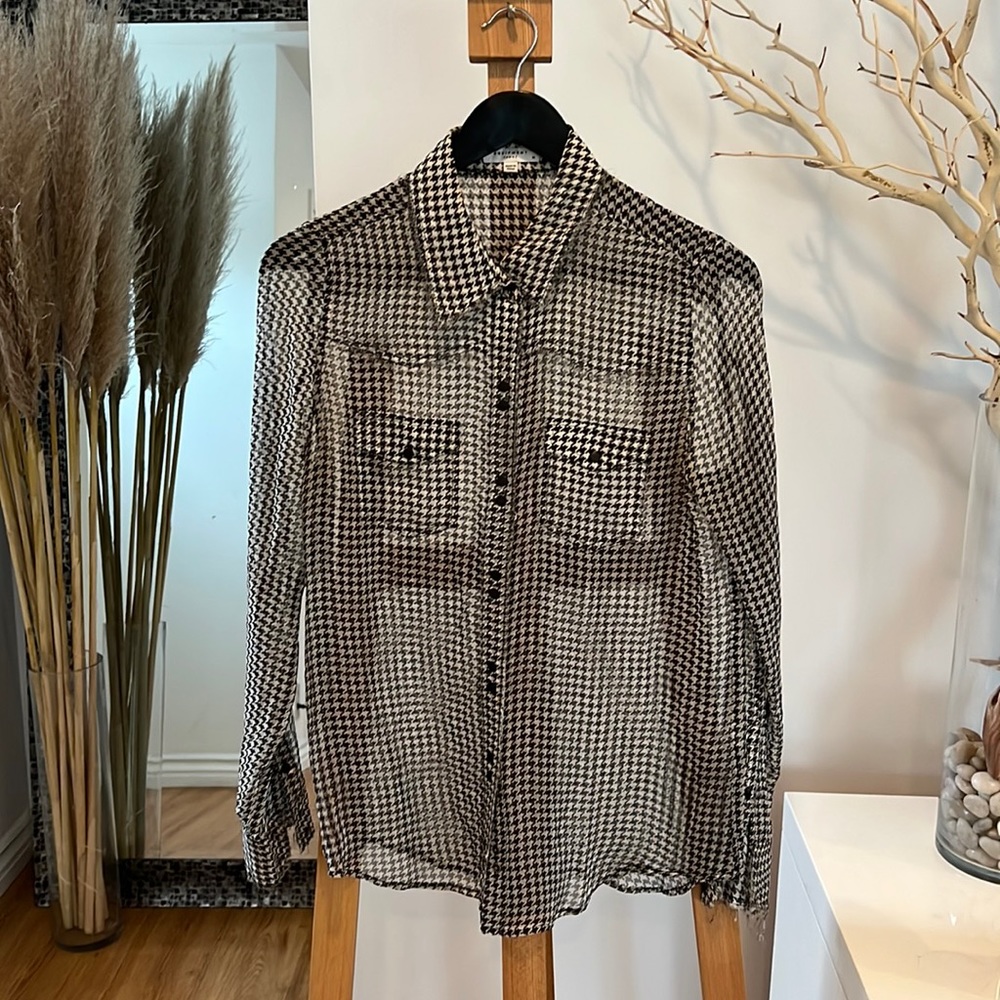 Equipment femme silk houndstooth button down sz medium. Semi sheer.